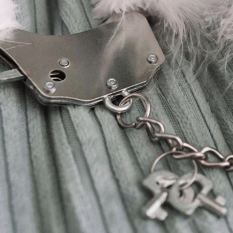 Наручники металеві Adrien Lastic Handcuffs Black з чорним пухнастим оздобленням