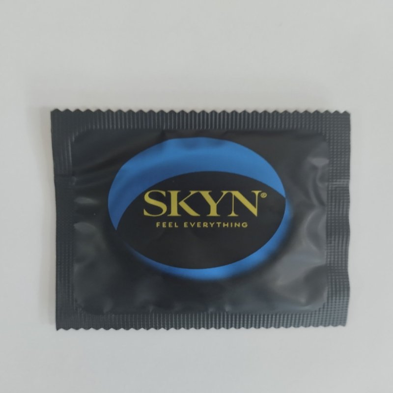 Безлатексный полиизопреновый презерватив SKYN Extra Lubricated (по 1 шт) - зображення 1