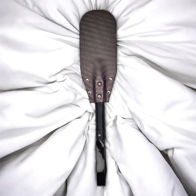 Кожаная шлепалка с твердой ручкой и петелькой ручная работа, цвет графит