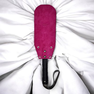 Шлепалка из замшевой кожи с твердой ручкой и петелькой ручная работа, цвет розовый