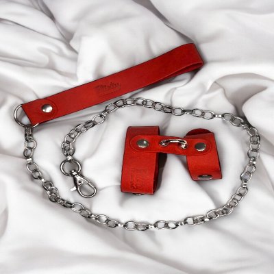 Кожаный поводок с металлическими заклепками для пениса цвет красный