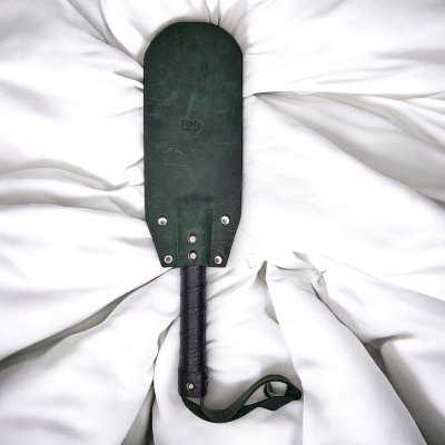 Кожаная шлепалка с твердой ручкой и петелькой ручная работа, цвет тёмно зеленый