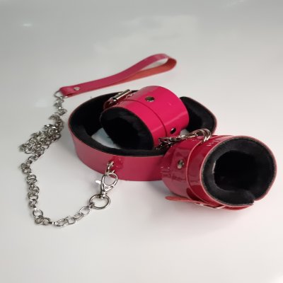Комплект малиновые наручники + ошейник с поводком с черным мехом с ЭКО лака Flirty