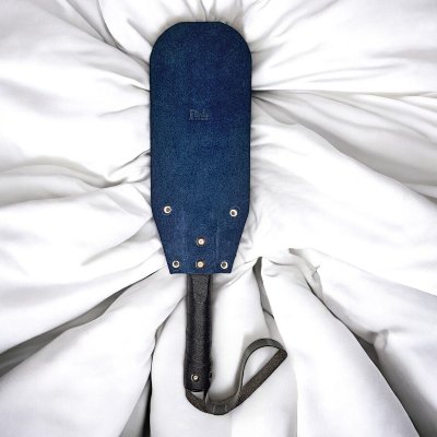 Шлепалка из замшевой кожи с твердой ручкой и петелькой ручная работа, цвет синий