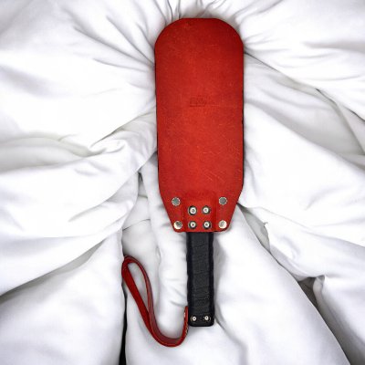 Кожаная шлепалка с твердой ручкой и петелькой ручная работа, цвет красный