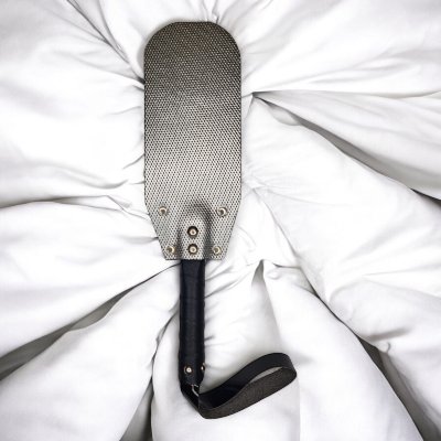 Кожаная шлепалка с твердой ручкой и петелькой ручная работа, цвет металл