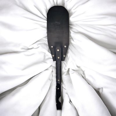 Кожаная шлепалка с твердой ручкой и петелькой ручная работа, цвет черный