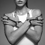 Пара браслетів на зап'ясті і палець Bijoux Indiscrets MAZE Hand Bracelet Harness Black, екошкіра - мініатюра 3