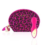 Мінівібромасажер Rianne S: Lovely Leopard Pink, 10 режимів роботи, косметичка-чохол, мед.силікон - мініатюра 1