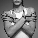 Пара браслетів на зап'ясті і палець Bijoux Indiscrets MAZE Hand Bracelet Harness Brown, екошкіра - мініатюра 2