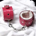 Сексуальные малиновые наручники ЭКО лак с розовым мехом Flirty - мініатюра 1