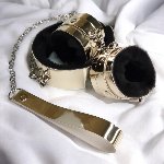 Комплект золотые наручники + ошейник с поводком с черным мехом с ЭКО лака Flirty - мініатюра 1