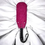 Шлепалка из замшевой кожи с твердой ручкой и петелькой ручная работа, цвет розовый - мініатюра 1