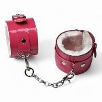 Сексуальные малиновые наручники ЭКО лак с розовым мехом Flirty - мініатюра 4