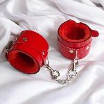 Комплект красные наручники + ошейник с поводком с красным мехом с ЭКО лака Flirty - мініатюра 5