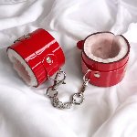 Королевские красные лаковые ЭКО наручники с розовым мехом Flirty - мініатюра 1