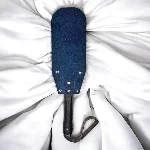 Шлепалка из замшевой кожи с твердой ручкой и петелькой ручная работа, цвет синий - мініатюра 1
