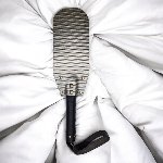 Кожаная шлепалка с твердой ручкой и петелькой ручная работа, цвет металл - мініатюра 1