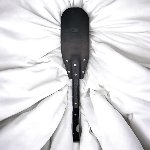 Кожаная шлепалка с твердой ручкой и петелькой ручная работа, цвет черный - мініатюра 1