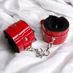 Королевские красные лаковые ЭКО наручники с черным мехом Flirty - мініатюра 1