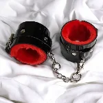Лаковые ЭКО наручники черного цвета с красным мехом Flirty - мініатюра 1